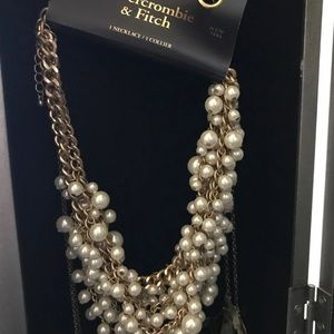 Abercrombie pearl statement necklace